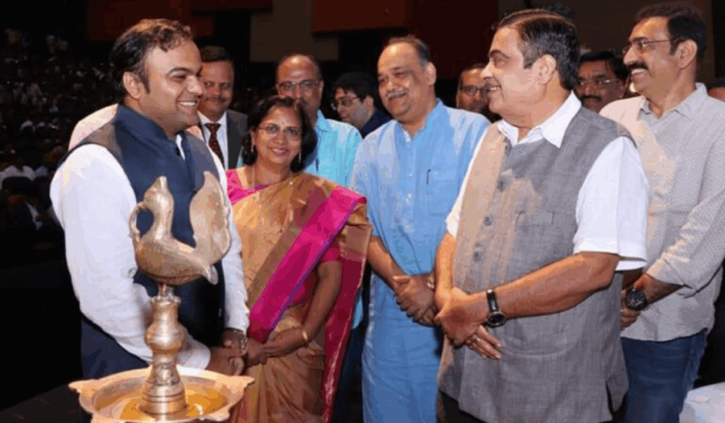Dr. Ketan Mohitkar, Union Minister Nitin Gadkari, and other dignitaries at the grand inauguration of Nagpur Startup Fest 2018