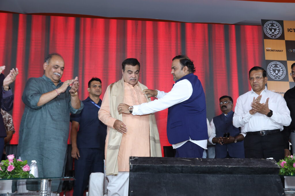 Dr. Ketan Mohitakar felicitating Nitinji Gadkari